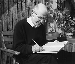 Reinhard Deichgräber beim Schreiben auf der Terrasse